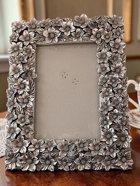 Ornate Applied Floral Picture Photo Frame 4x6 Victorian Silver Tone Resin Deco.
